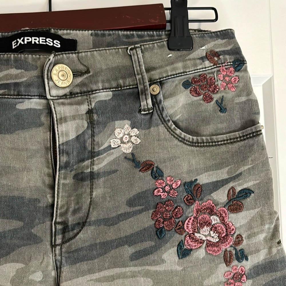 Express- Size 6R, cameo, cropped denim capris